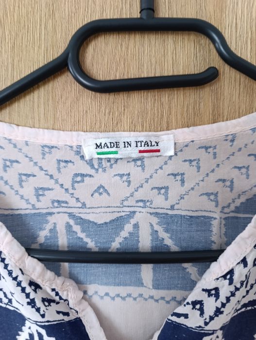 Pudrowa bluzka z granatowym haftem boho – Made in Italy