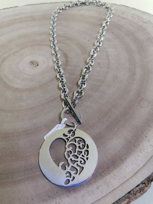 Colar com elos largos e medalha redonda e coração recortado - Aço