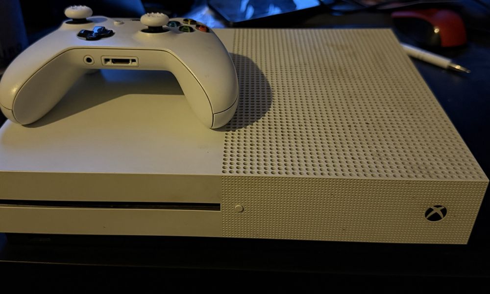 Konsola Xbox One S + kontroler + 3 gry