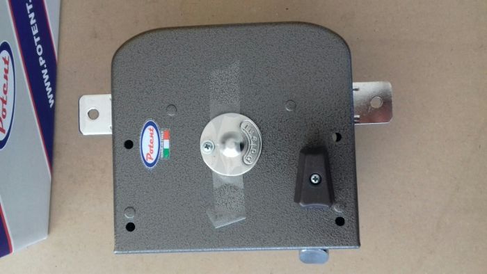 Fechadura Esquerda, com 5 trincos, abertura para fora - Nova