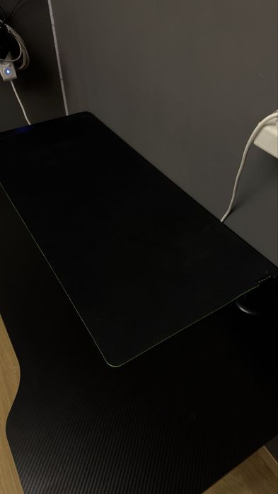 Ігровий стіл з ковриком Razer