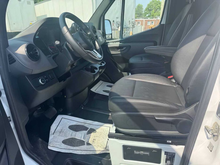 Mercedes-Benz Sprinter      2023