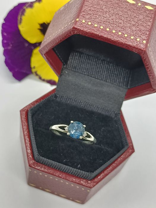 Pierścionek z topazem i diamentami ze złota białego, złoto 375, certyfikat