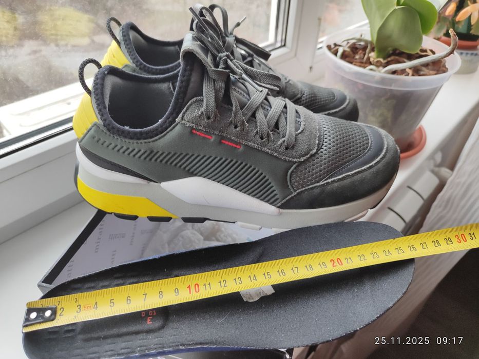 Кросівки чоловічі