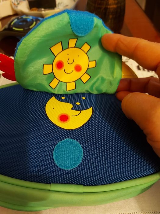 Estojo escolar da Benetton, com porta moedas incorporado.