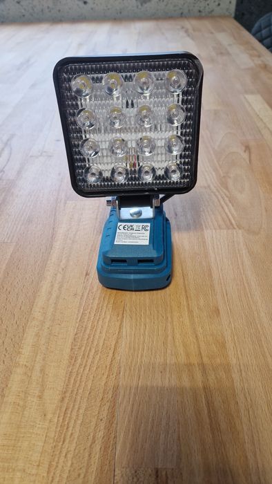 Halogen makita z dwoma wejściami USB