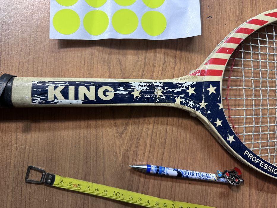 Raquete de tenis antiga em madeira