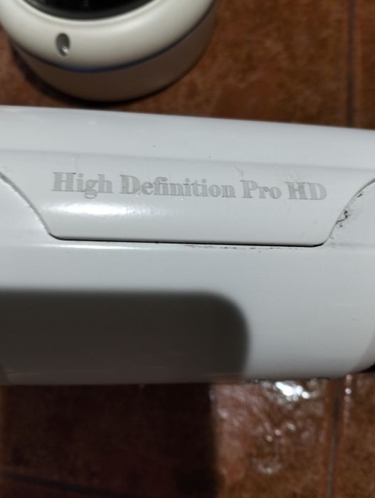 Vendo 3 câmeras de vigilância a funcionar