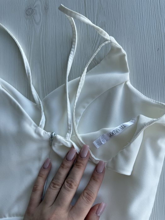 Біла святкова мінімалістична сукня на розпис