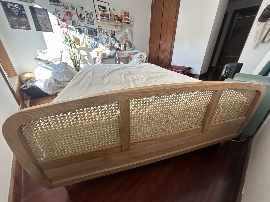 Vendo Cama queen size sem colchao e mesa de cabeceira