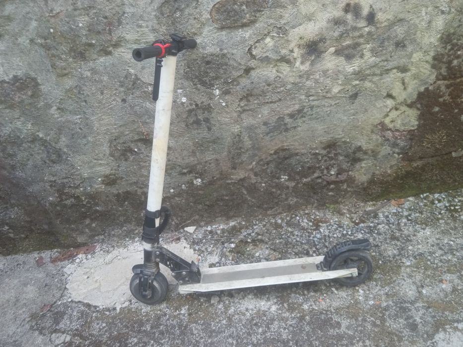 Trotinete elétrica com carregador para peças