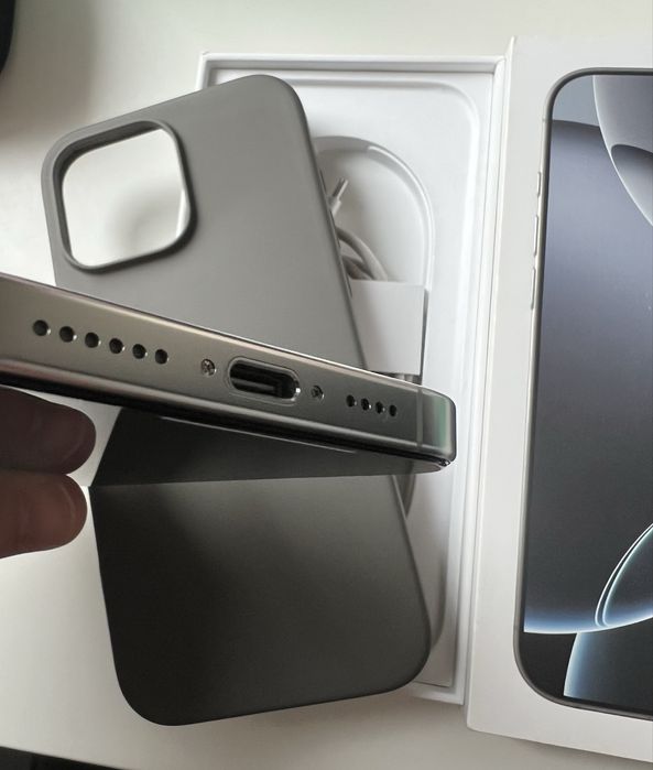 Ідеальний стан-Iphone 16 pro max 256 gb white titanium (фіз сім)