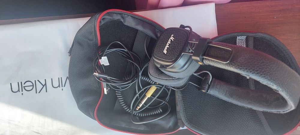 Headphones marca Marshall llV