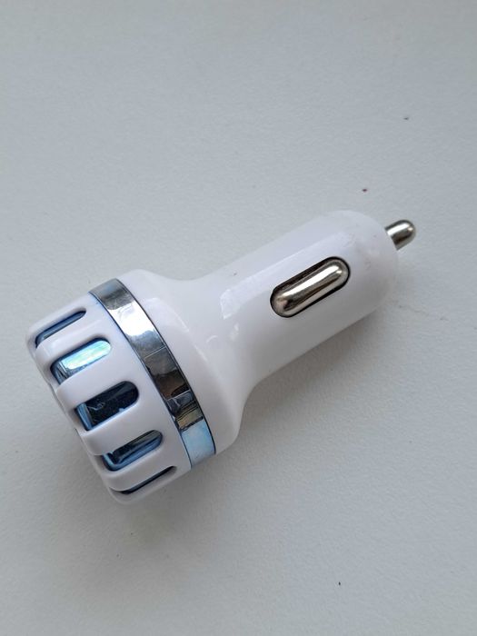 Зарядний пристрій  в авто