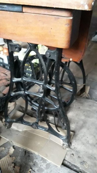 Продается старинная швейная машинка  ц 1200 гр