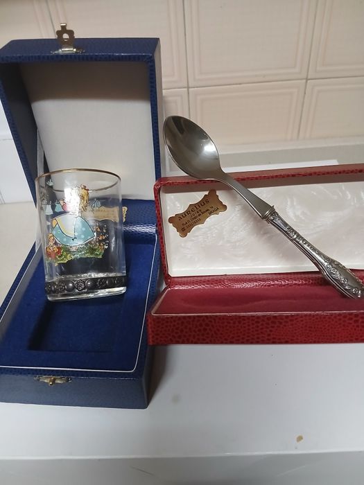 Colher e copo de bébé. Casquinha  no estojo de origem