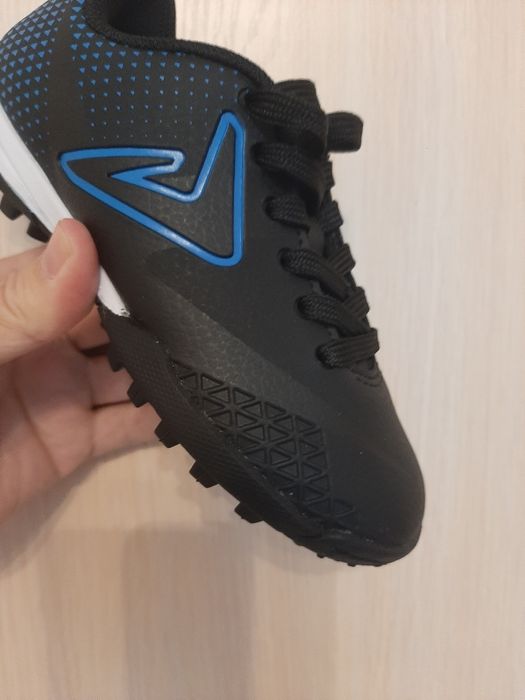 Бутсы футбольные Demix. Сороконожки. Для мальчика. Размер 28..