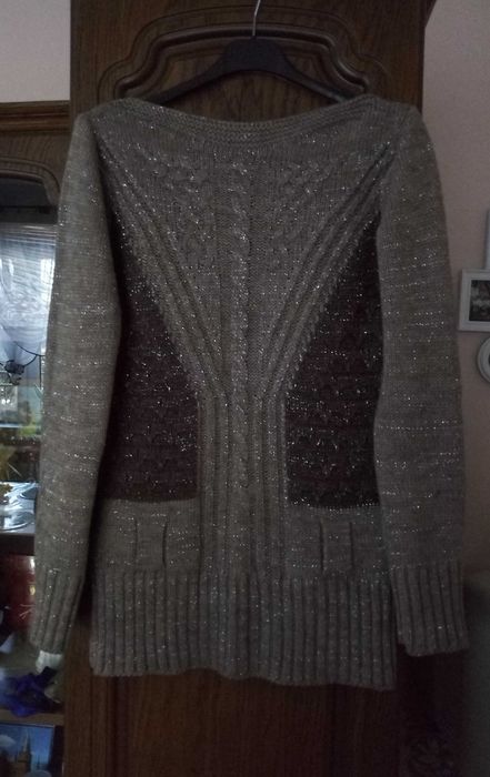 Sweter ciemno i jasno brązowy pleciony z błyszczącymi nićmi