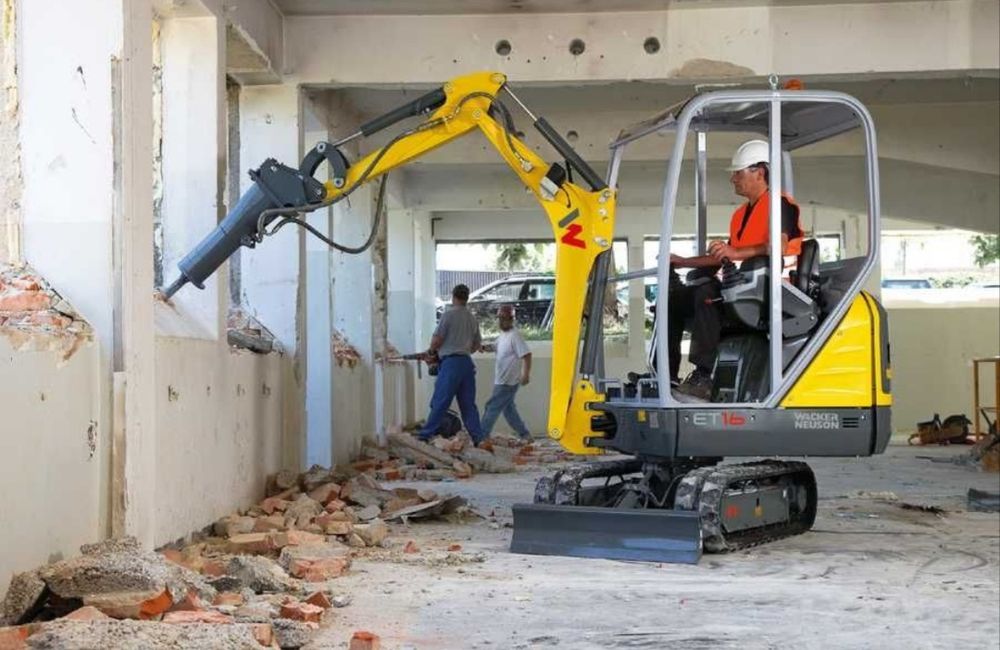 Wynajem minikoparki z młotem do kucia wozidło miniładowarka bobcat