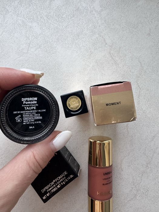 Рідкі румʼяна Hourglass Unreal, помада YSL, anastasia beverly для брів