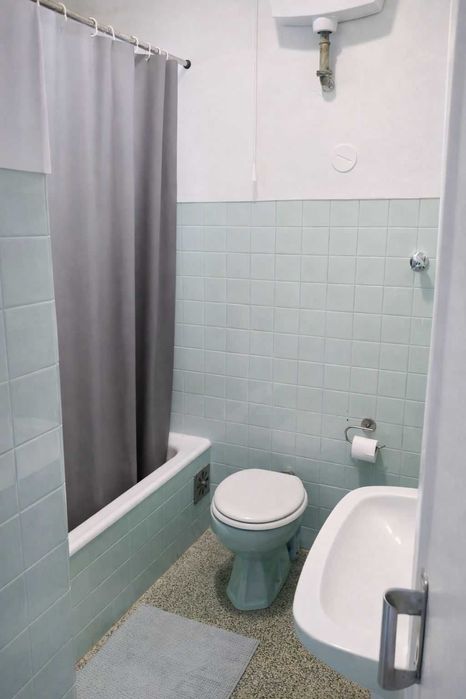 Quarto com vista para ponte 25 de abril, zona tranquila e segura.