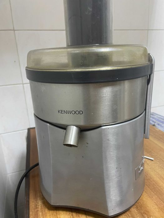 Центробежная соковыжималка Kenwood  работает хорошо