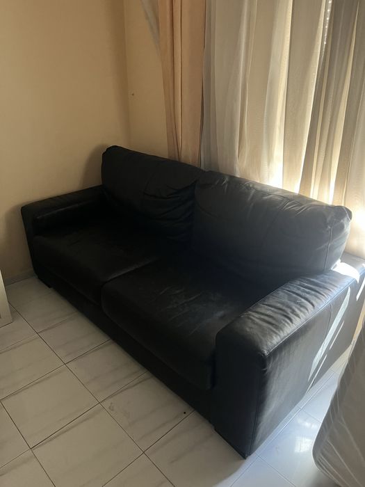 Sofa preto 40€.