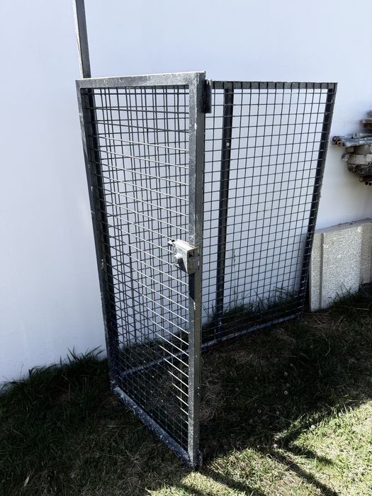 Gradeamento em metal com porta