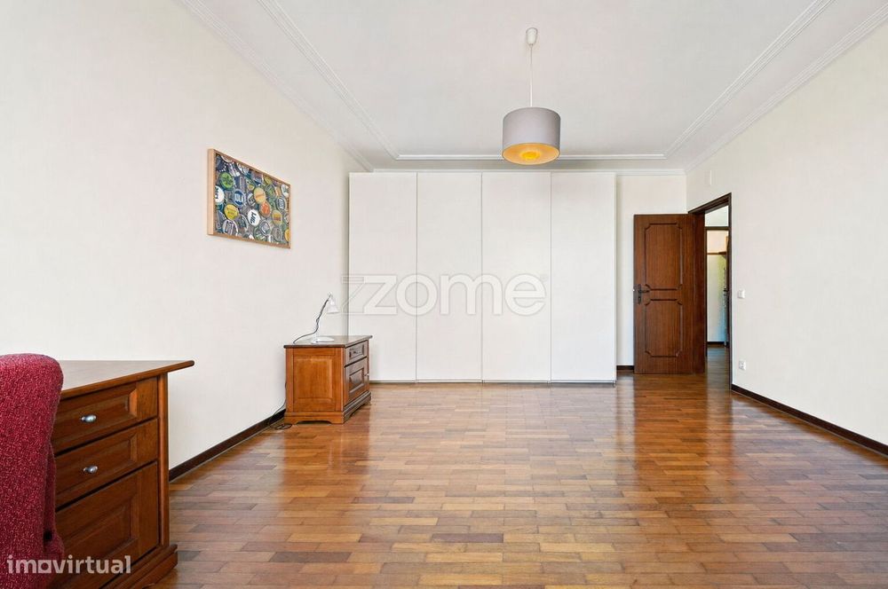 Moradia com garagem e espaço exterior