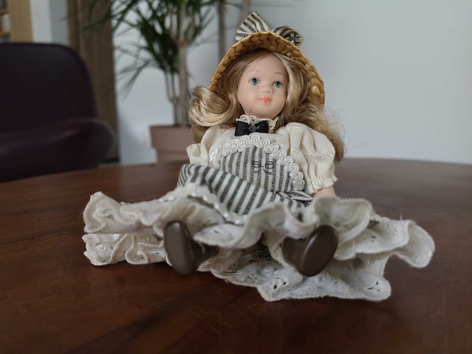 Porcelanowa laleczka, kolekcjonerska