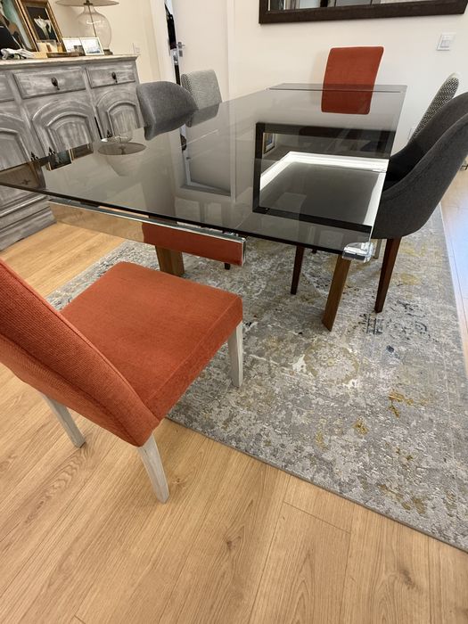 Mesa extensivel de madeira Nogueira e vidro qubic