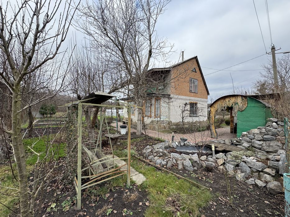 Продаж двоповерхового будинку з банею та ставком