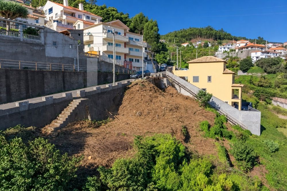 Vende-se terreno urbano com vista Mar