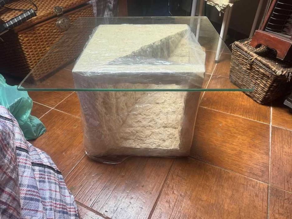 mesa em pedra com tampo de vidro