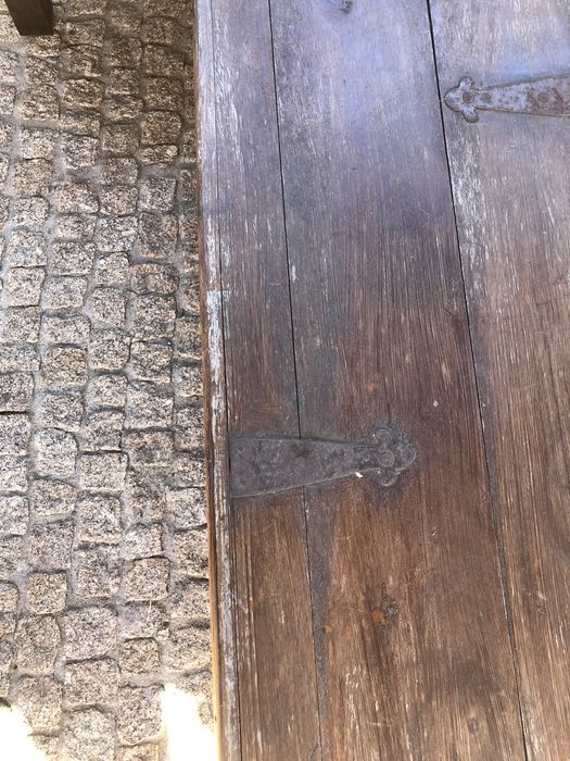 Arca/Mesa antiga em madeira com ferragens em ferro