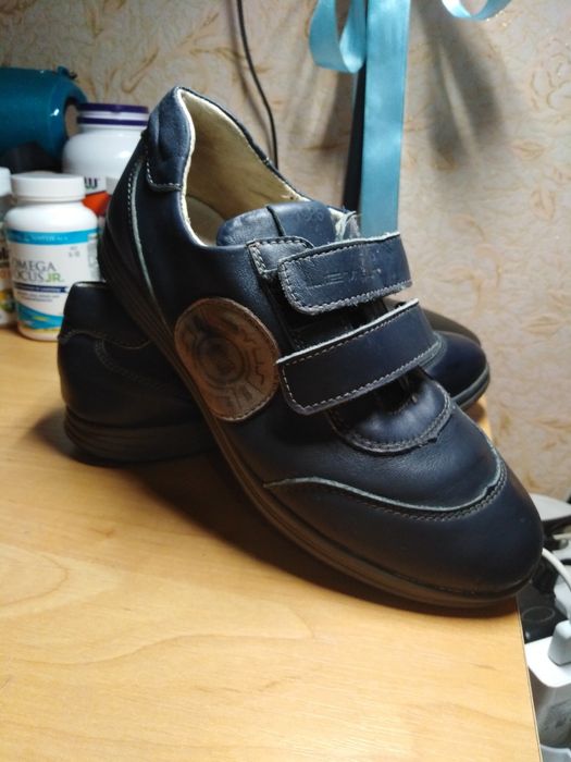 Кросівки шкіряні 33 розміру