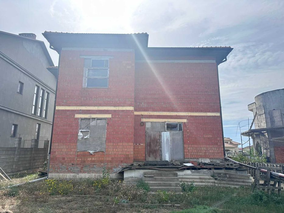 Дом из красного кирпича в Совиньоне — кто ценит качество и комфорт!