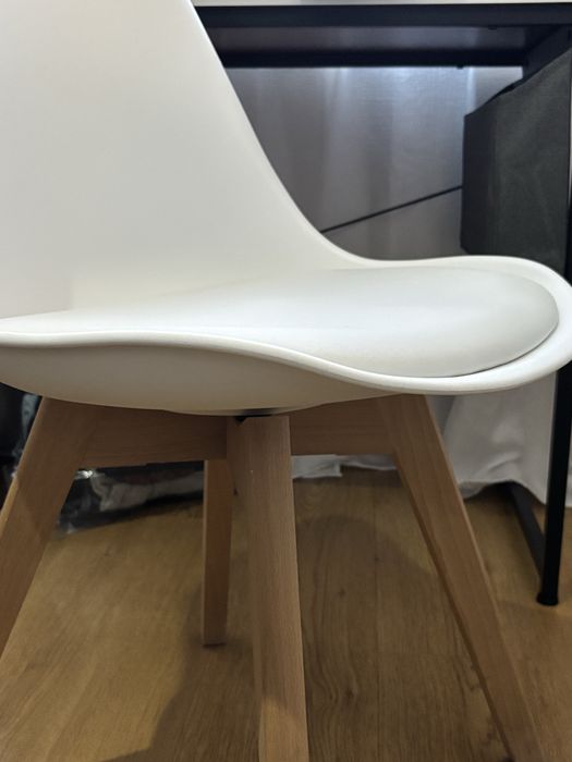 cadeira estilo nordico branca e madeir