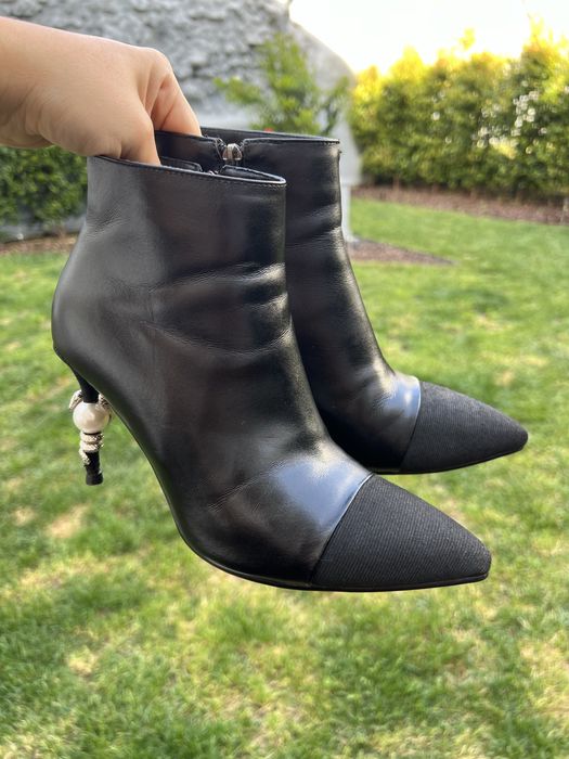 Botins de couro com perola e cobra no salto