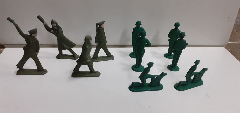 Солдатики металеві різні.