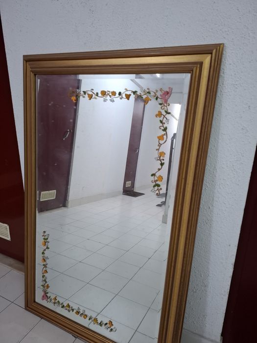 Espelho grande com decoração floral
