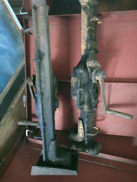 Podnośnik korbowy kolejowy