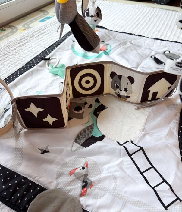 Mata dla niemowląt Tiny Love – Magiczna Kraina (czarno-biała)