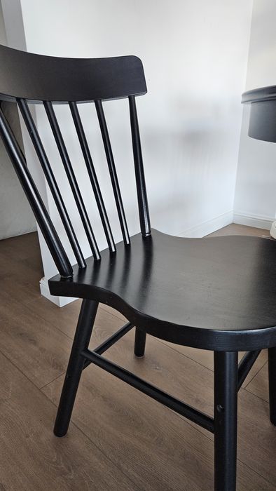 Drewniany stół z krzesłami czarny