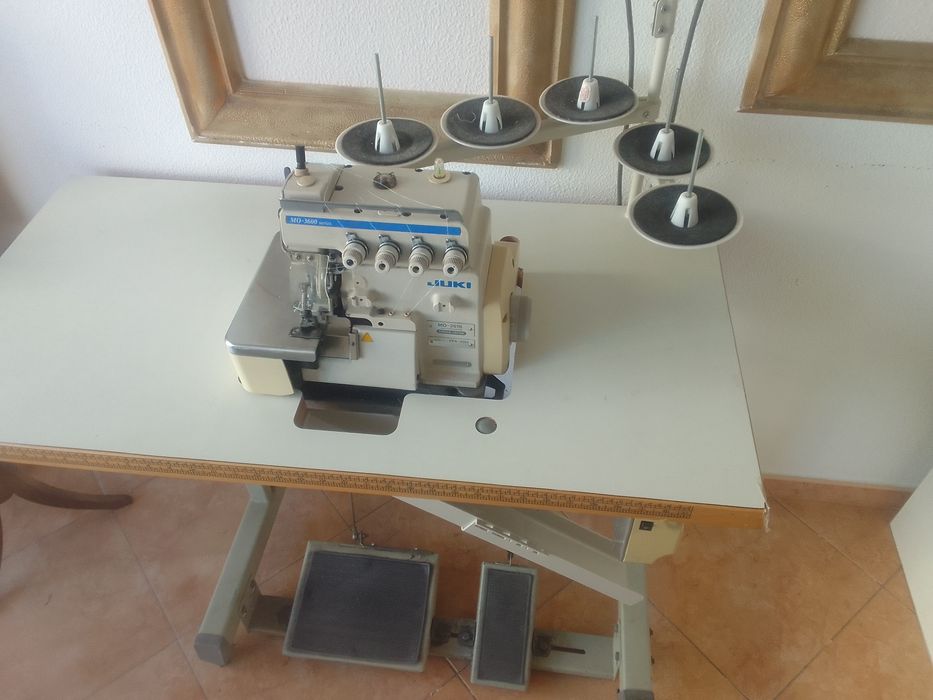 Duas maquinas de costura industrial