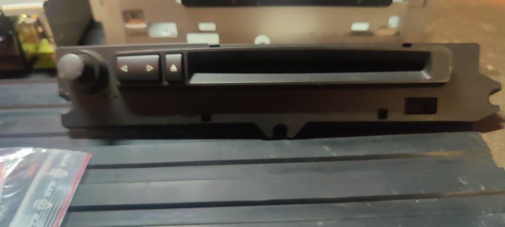 Rádio BMW E60 (Pre-LCI) p/ Reparação ou Peças + Leitor CD Funcional