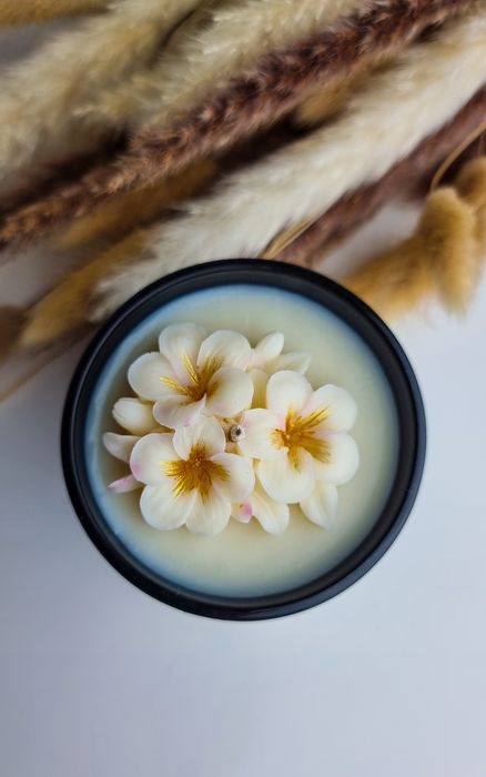 Świeca sojowa zdobiona kwiatami z wosku