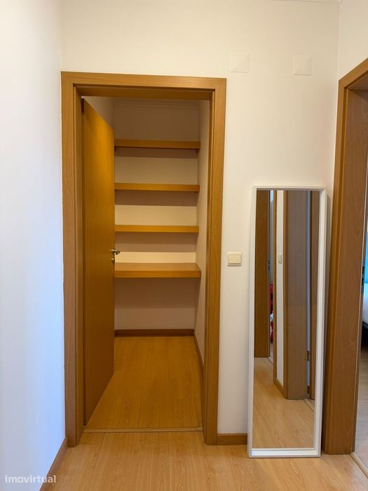 Apartamento T2 com Varanda e Garagem em Telheiras