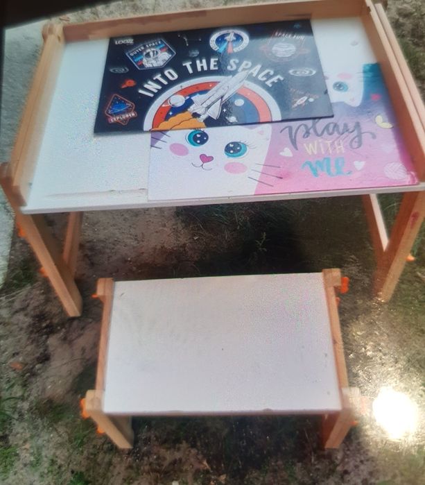 Stolik z siedziskiem z drewna dla dziecka