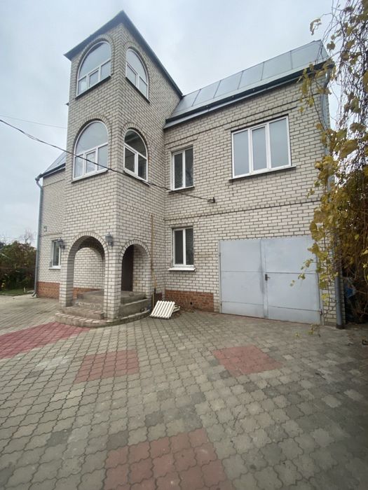 Трехэтажный дом 300 м² с участком 7 соток от собственника